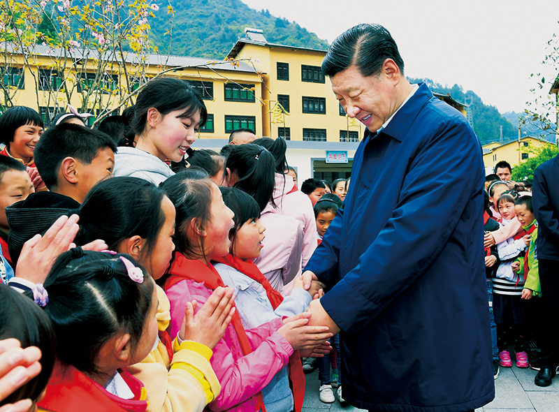 2019年4月15日至17日，中共中央總書記、國家主席、中央軍委主席習(xí)近平在重慶考察，并主持召開解決“兩不愁三保障”突出問題座談會。這是4月15日下午，習(xí)近平在石柱土家族自治縣中益鄉(xiāng)小學(xué)同學(xué)生們親切交談，詢問他們學(xué)習(xí)和生活情況。 