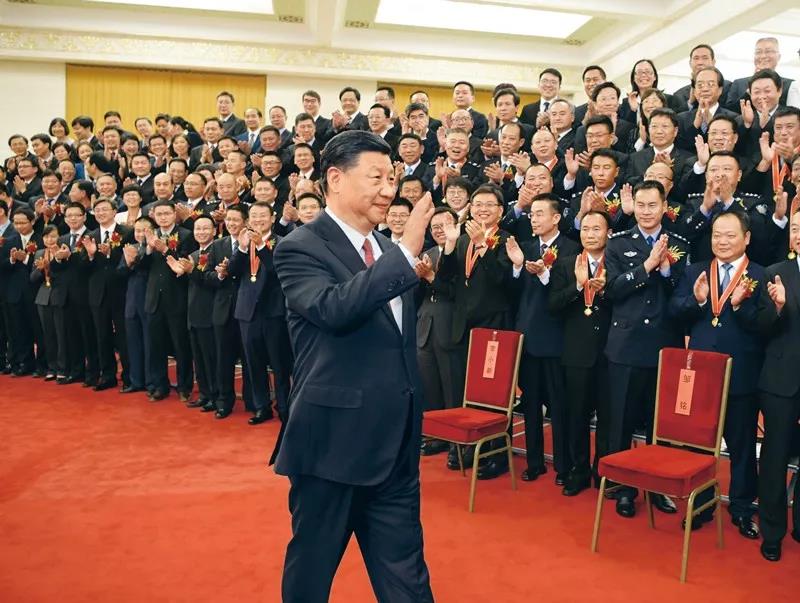 2019年6月25日，黨和國家領(lǐng)導(dǎo)人習(xí)近平、李克強(qiáng)、王滬寧等在北京人民大會(huì)堂會(huì)見第九屆全國“人民滿意的公務(wù)員”和“人民滿意的公務(wù)員集體”受表彰代表。新華社記者 李學(xué)仁/攝